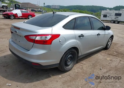 2014 Ford Focus S z USA, uszkodzony, nr VIN 1FADP3E27EL443539